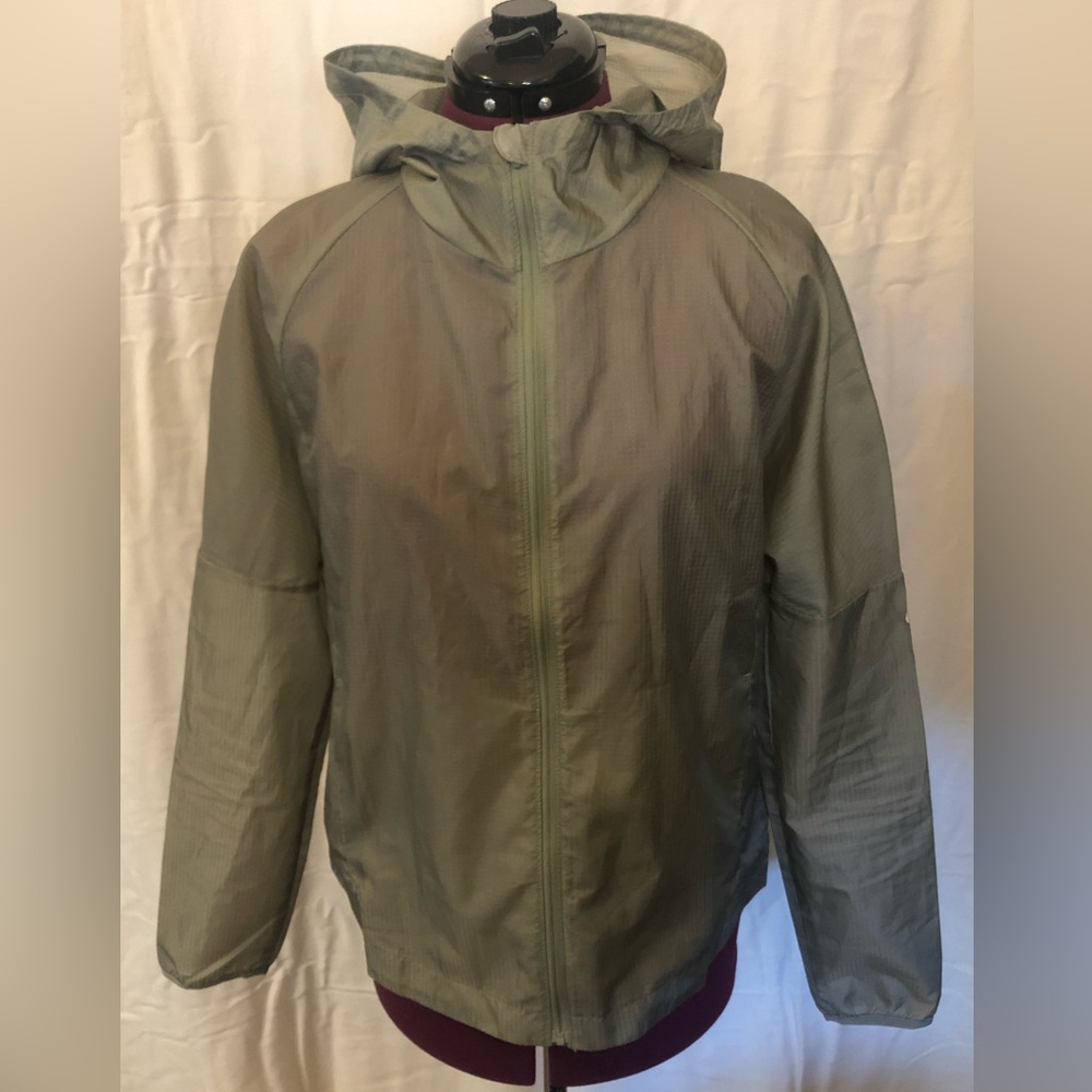 Women’s Nike windbreaker in sage green